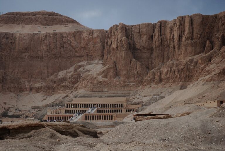 Některé historické zdroje uvádějí, že na počátku své vlády nařídil zničení soch a památek na faraonku. Zřejmě mělo proběhnout také odstranění jejího jména ze všech reliéfů a nápisů po celé zemi. Foto: Pixabay