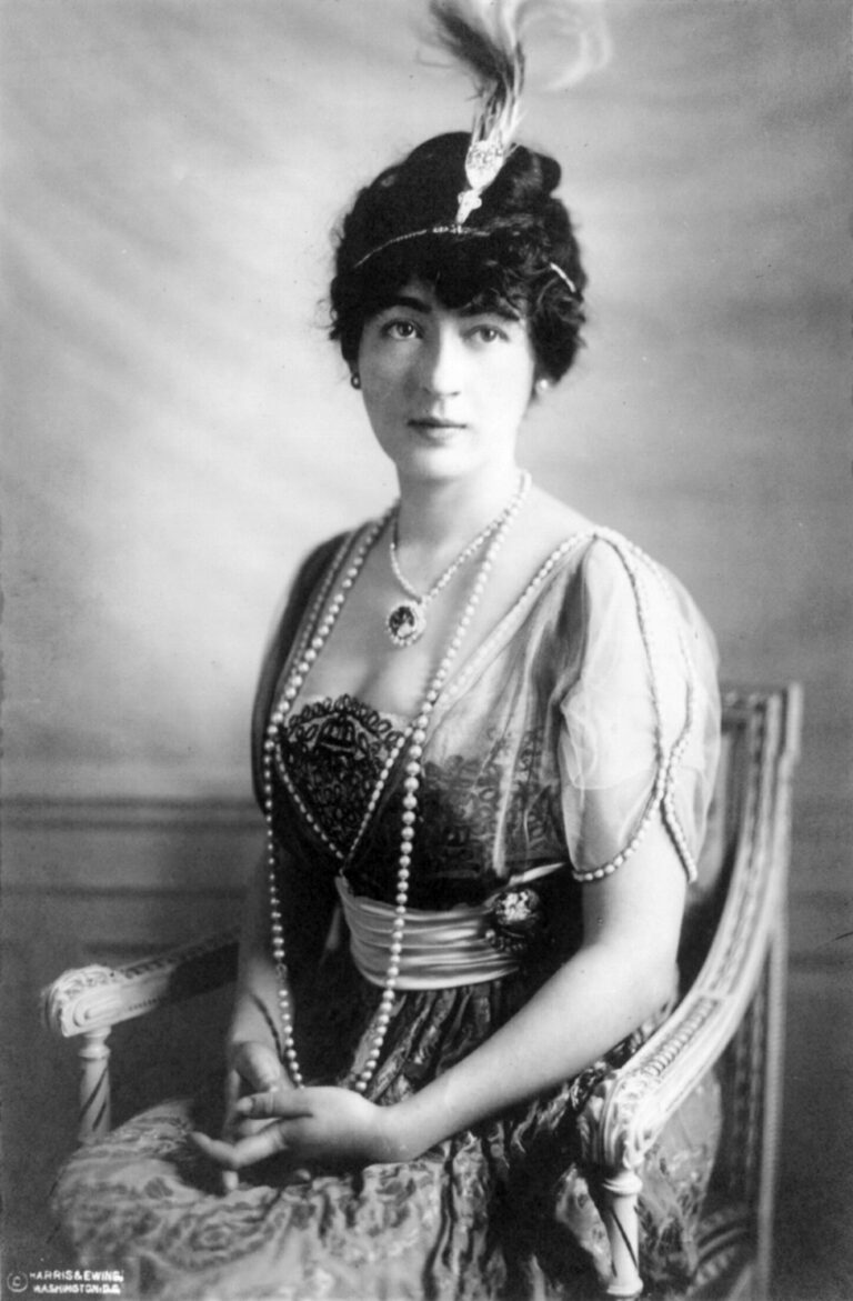 Evalyn Walsh McLeanová s diamantovým náhrdelníkem v roce 1914 (Harris Ewing, volné dílo, commons.wikimedia)