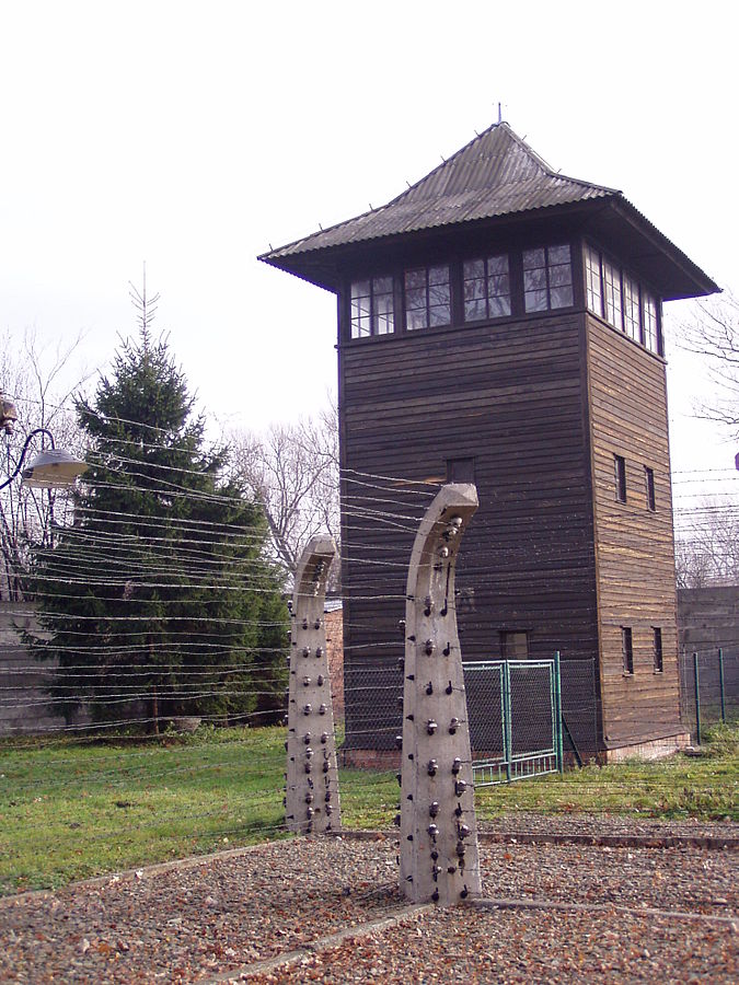 Strážní věž tábora Auschwitz I. FOTO: Raduz at Czech Wikipedia, Public domain, via Wikimedia Commons