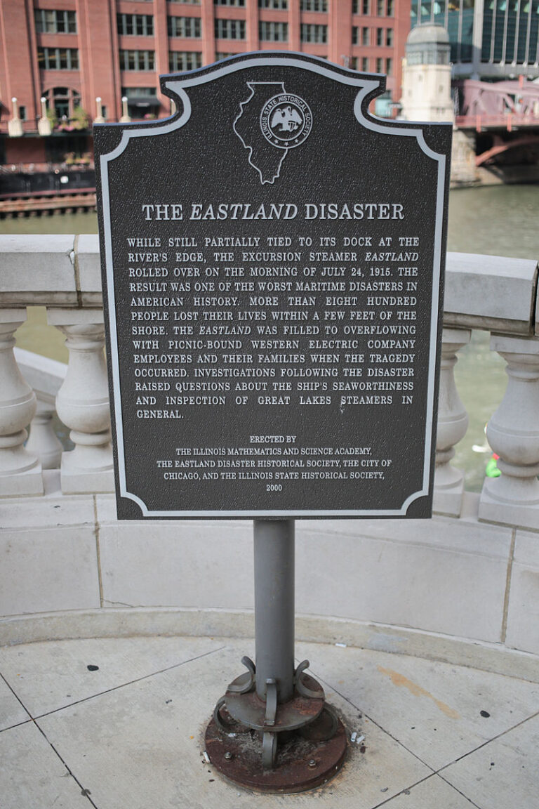 Tragédii připomíná pamětní deska na nábřeží Chicago River. FOTO: Victorgrigas / Creative Commons / CC BY-SA 3.0