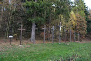 Devět křížů: Je masakr svatebního průvodu poblíž dálnice jen báchorka?