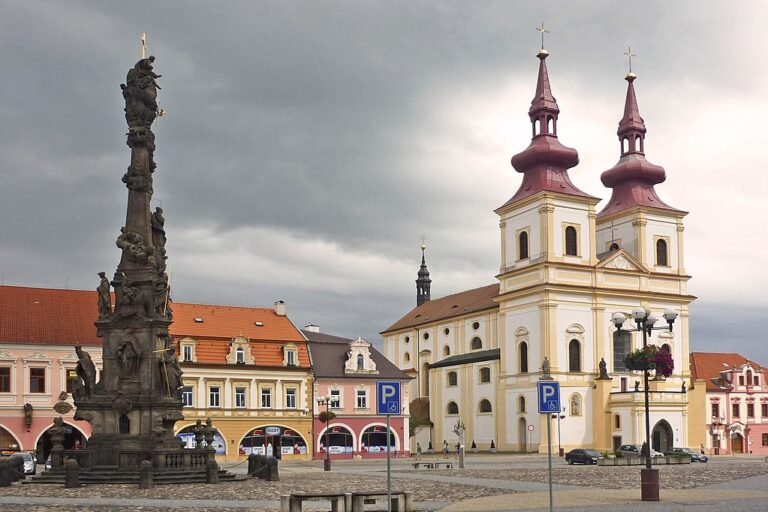 Kadaňské náměstí se sloupem Nejsvětější Trojice a kostelem Povýšení svatého Kříže. FOTO: SchiDD/Creative Commons/CC BY-SA 3.0