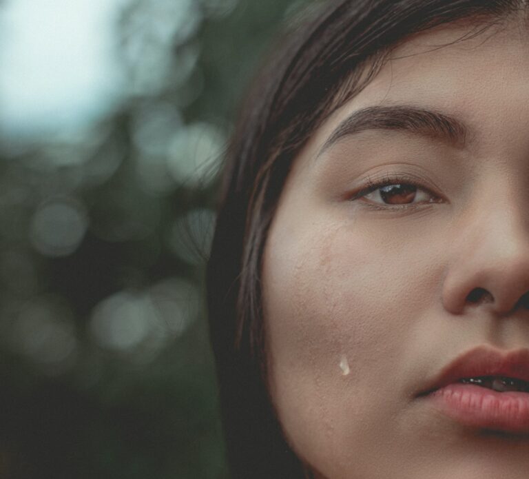 Do kolonky emocionální patří i slzy smutku. Mají v sobě řadu uklidňujících látek. Foto: unsplash