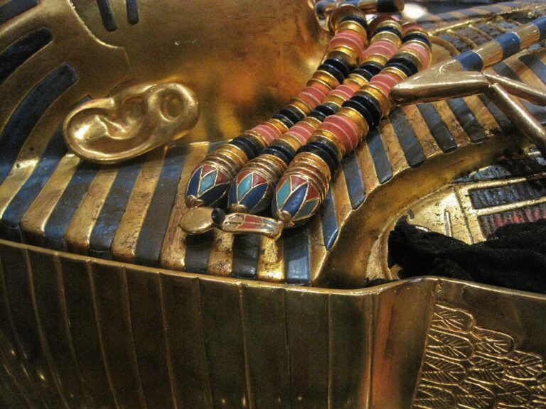 Hlava a část Tutanchamonovy mumie v sarkofágu. FOTO: publicdomainpictures