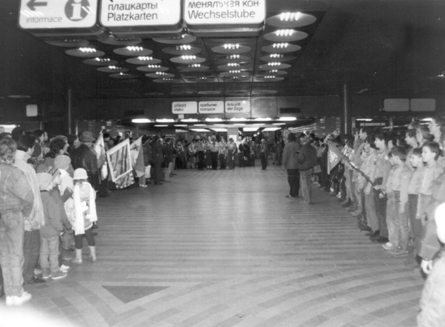 Betlémské světlo poprvé přijíždí do Československa (Hlavní nádraží Praha, 23. 12. 1989).(Vaclav1970 / commons.wikimedia.org / CC BY-SA 4.0)