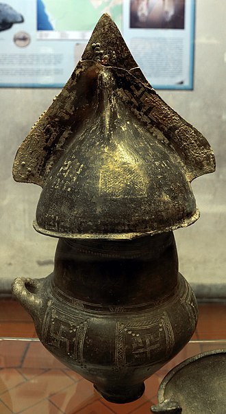 Popel zemřelých Etruskové ukládali do pohřebních uren s přilbovitým víkem. FOTO: Sailko / Creative Commons / CC BY 3.0