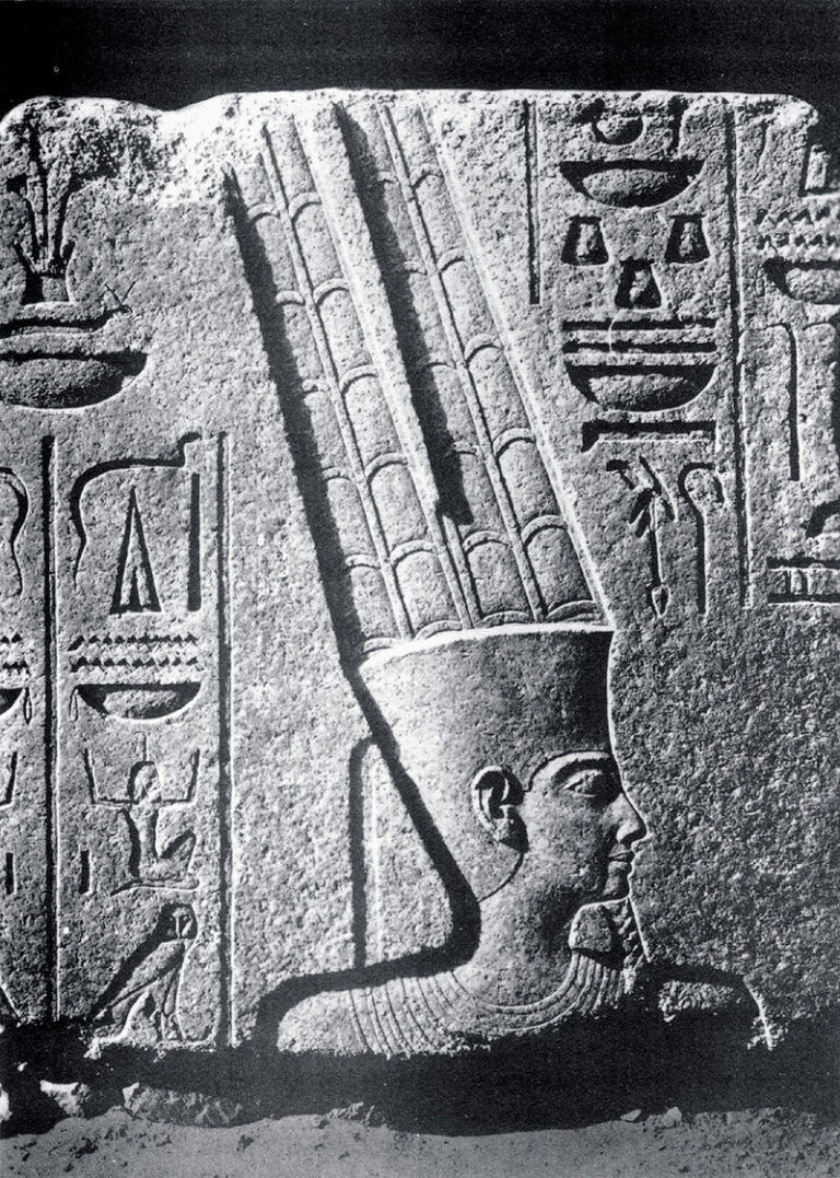 Boha Amona zobrazuje reliéf z 15. století před naším letopočtem v chrámu v Karnaku. FOTO: neznámý autor / Creative Commons / volné dílo