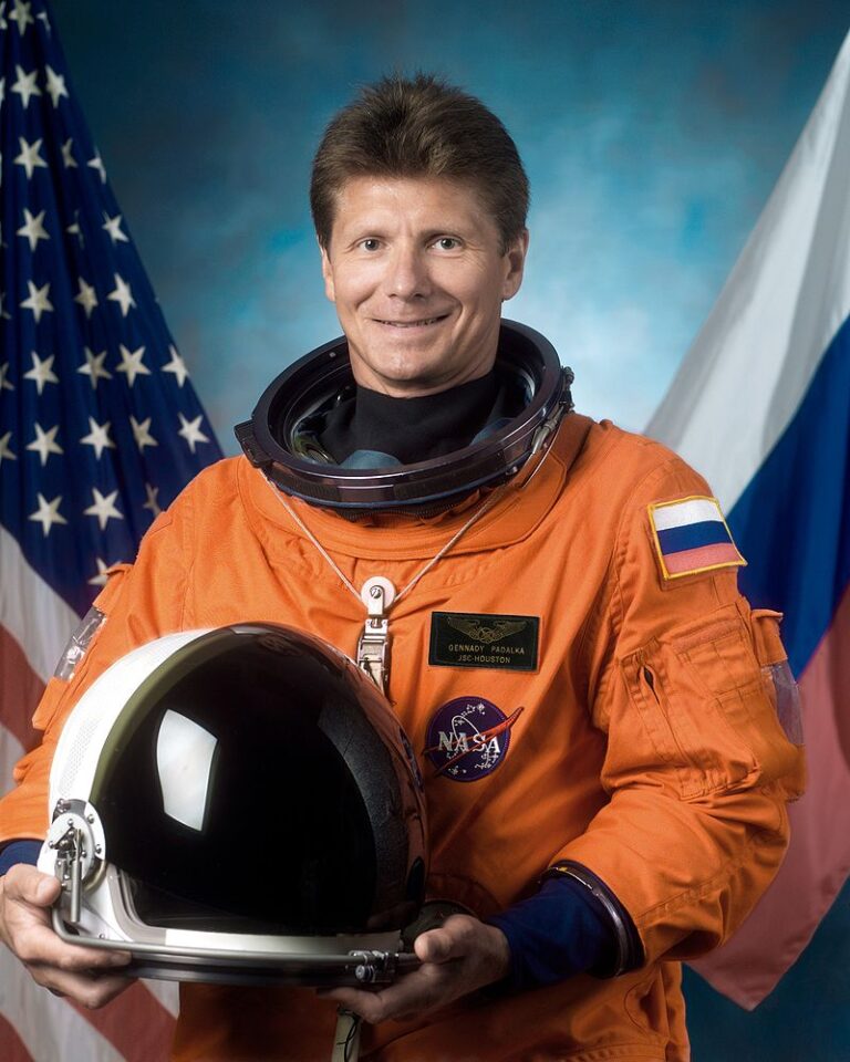 Gennadij Ivanovič Padalka na přelomu let 1998/99 absolvoval půlroční kosmický let na stanici Mir, v letech 2004, 2009, 2012 a 2015 pobýval vždy několik měsíců na Mezinárodní vesmírné stanici (ISS). Celkem strávil ve vesmíru 878 dní, což je rekordní hodnota. Foto: NASA