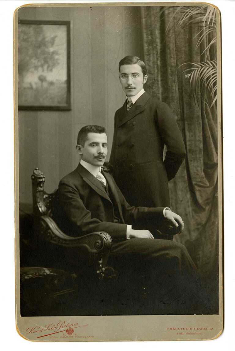 Stefan Zweig (vpravoú) se svým bratrem Alfredem FOTO: nysun / Creative Commons / volné dílo