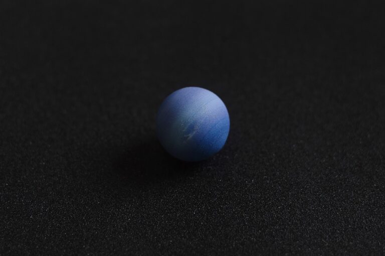 Neptun má charakteristicky modrou barvu, která je zapříčiněna mj. přítomností jistého množství metanu v atmosféře. Foto: Pixabay