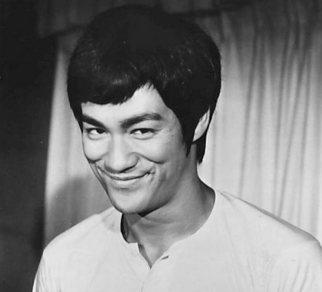 Bruce Lee bohužel zemřel mladý, dřív než byl jeho nejslavnější film uveden do kin (National General Pictures, volné dílo, commons.wikimedia)