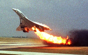Vzlétající Concorde v plamenech zachycený pasažérem jiného letadla. FOTO: neznámý autor / Creative Commons