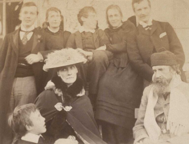 Na portrétu rodiny Duckworthových je Virginia druhá zleva v horní řadě, po její pravici stojí Gerald. FOTO: Smith College Libraries / Creative Commons / volné dílo