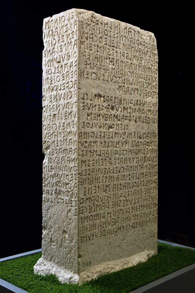 Etruské písmo se zachovalo na kamenném sloupu zvaném Cippus Perusinus objeveném v Itálii v roce 1822. FOTO: SBAUmbria / Creative Commons / CC BY-SA 3.0