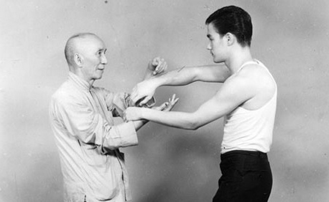 Bruce Lee byl mistrem bojových umění, tady trénuje se svým mistrem Ip Manem (Volné dílo, commons.wikimedia)