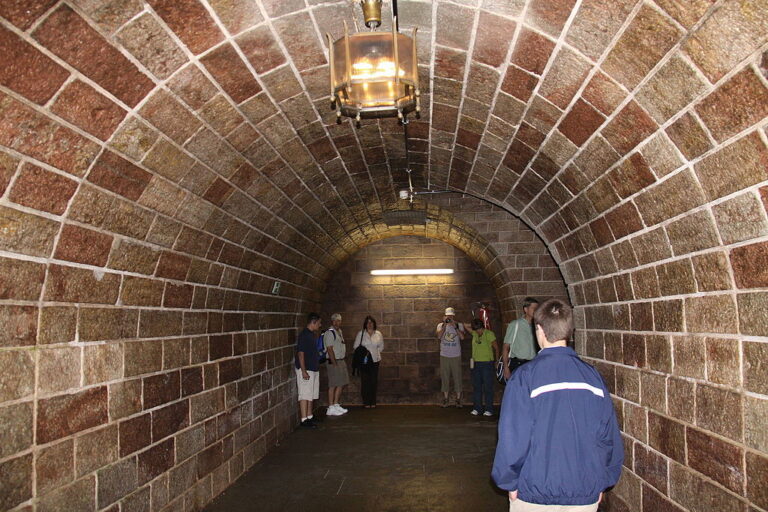 Vstupní tunel je dnes turistickou atrakcí. FOTO: Drrcs15 / Creative Commons / CC BY-SA 4.0