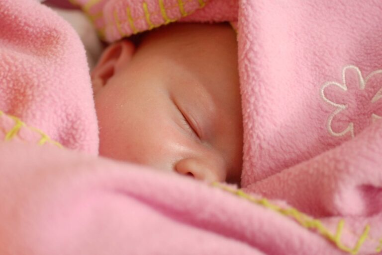 Predilekci hlavičky, kdy novorozenec kouká pouze na jednu stranu, mohou rodiče vysledovat dřív než odborníci. Foto: Pixabay