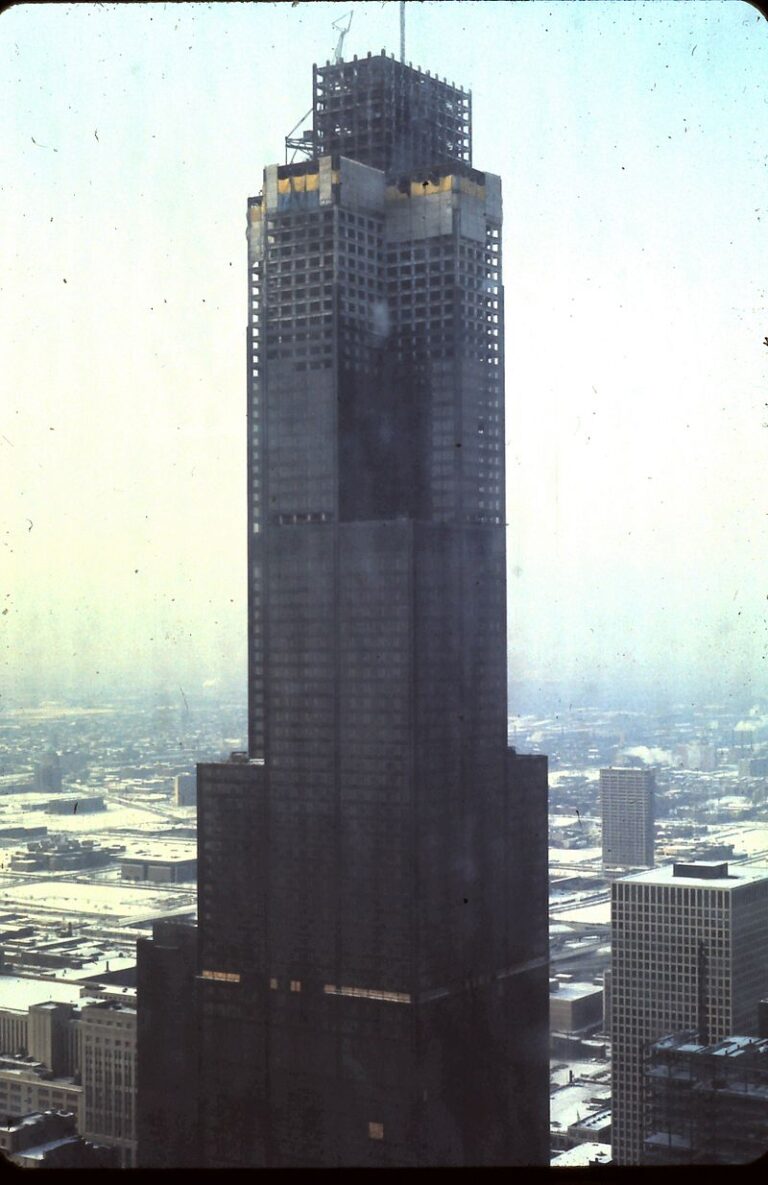 Konstrukce neotřelého mrakodrapu stála život 20 okolních budov. (Zdroj: Steve Boerger / wikimedia.commons.org / CC BY-SA 3.0)