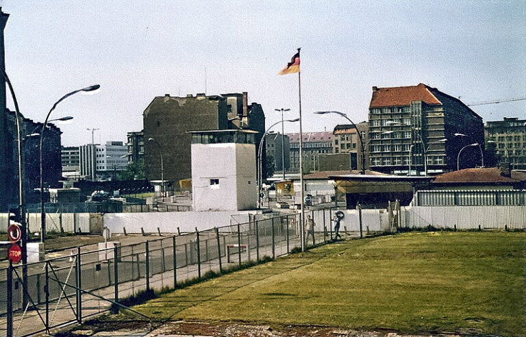 Pohled na Charlieho z Východního Berlína. (Lyrimac / wikimedia.commons.org / CC BY-SA 3.0)