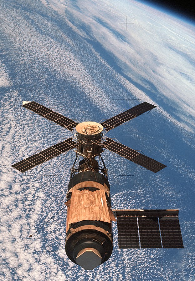 V sovětském Miru kosmonauté mohli pouze otírat mokrou houbičkou, kdežto v americkém Skylabu (na fotce) pohodlně sprchovat. Foto: NASA