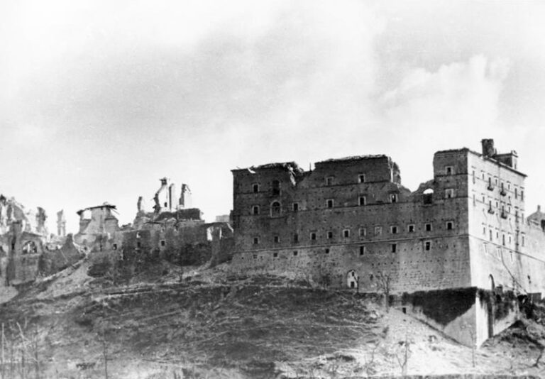 Po náletech zbyly z kláštera jen ruiny. FOTO: Bundesarchiv Bild / Creative Commons / CC BY-SA 3.0 de