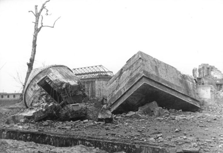 Ani výbušniny si s demolicí bunkru neporadily. FOTO: Bundesarchiv Bild / Creative Commons / CC BY-SA 3.0 de