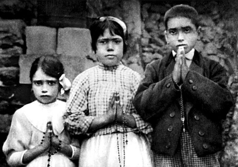 Trojice pasáčků, která si zjevení poprvé povšimla: Jacinta, Lucía a Francesco. FOTO: cny / Creative Commons / volné dílo
