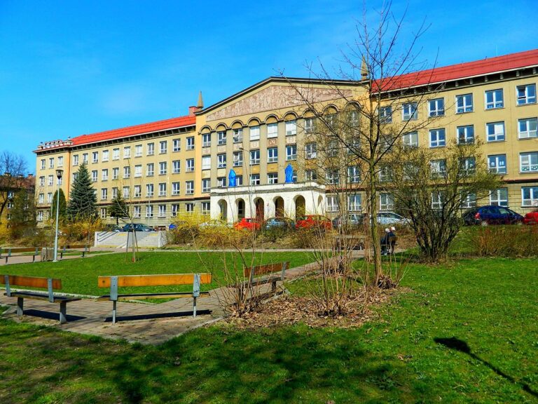 Základní škola Na Nábřeží z roku 1956 je jednou z nejstarších budov ve městě, FOTO: Petr Michalik, CC BY-SA 4.0, via Wikimedia Commons