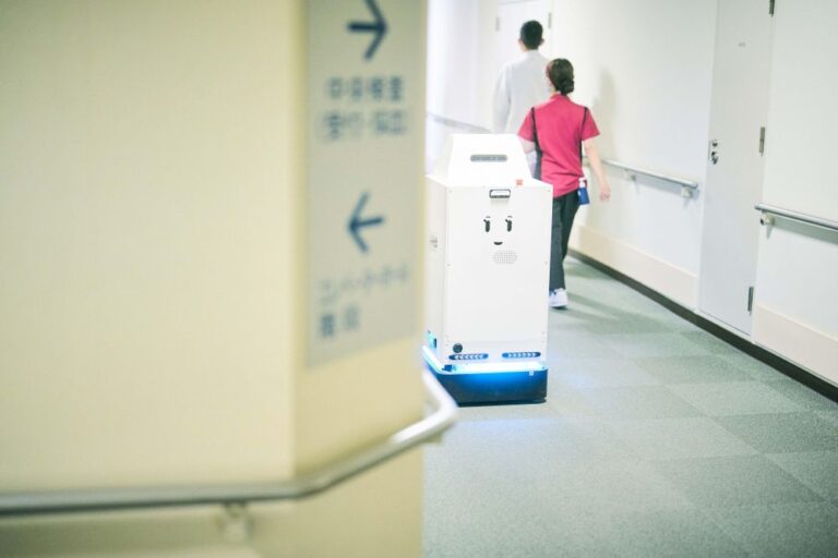 Tým chce realizovat přibližně 30 robotů s výrazně širším pokrytím prostor – z dnešních pěti nemocničních oddělení na 17. Foto: TZ