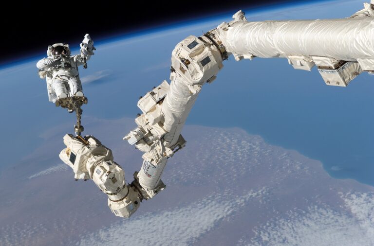 Kanadské robotické rameno (Canadarm2) se Stevem Robinsonem v průběhu letu STS-114.  FOTO: NASA