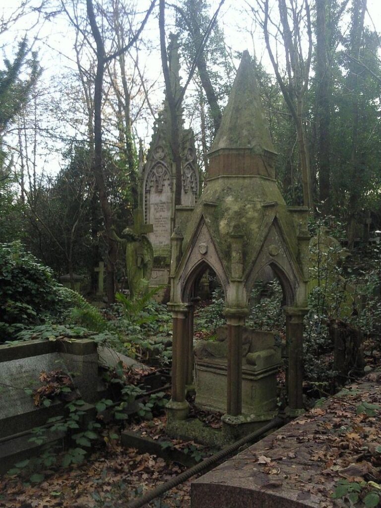 Hrobky na hřbitově Highgate působí tajemně. FOTO: Ian Yarham / Creative Commons / CC BY-SA 2.0