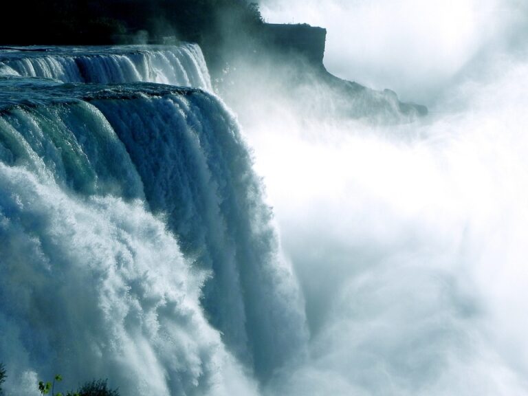 Asi nejznámější vodopády světa – Niagarské vodopády – jsou celkem tři, ten největší a nejznámější se nazývá Podkova, další dva nesou označení Americký vodopád a Nevěstin závoj. Foto: Pixabay