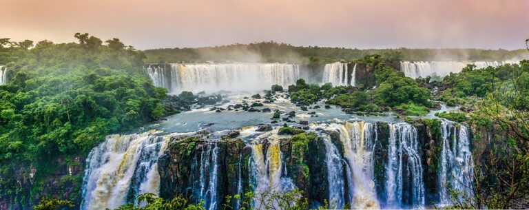 Viktoriiny vodopády padají z útesu vysokého 120 m, leží na hranici mezi Zambií a Zimbabwe. Foto: Pixabay