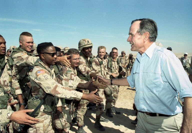 Zanedlouho už s požehnáním George Bushe míří americká armáda bránit Kuvajt (Volné dílo, commons.wikimedia)
