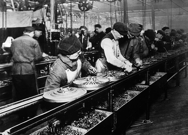Během průmyslové revoluce se tovární dělníci podílejí na nové formě přechodových rituálů.(Foto: neznámý autor / commons.wikimedia.org / volné dílo)