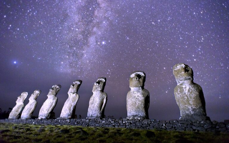 Sochy Moai nechávají admirála Jacoba Roggeveena v klidu. FOTO: Karlos denta/Creative Commons/CC BY-SA 4.0