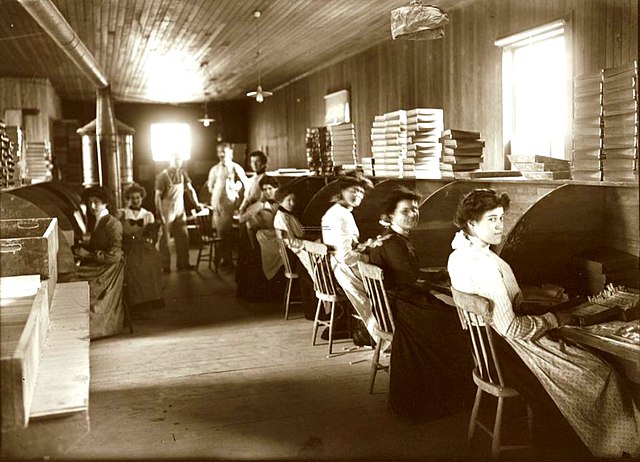 Takto to vypadalo okolo roku 1900 v první továrně na žvýkačky na světě v americkém Portlandu.(Foto: neznámý autor / commons.wikimedia.org / volné dílo)