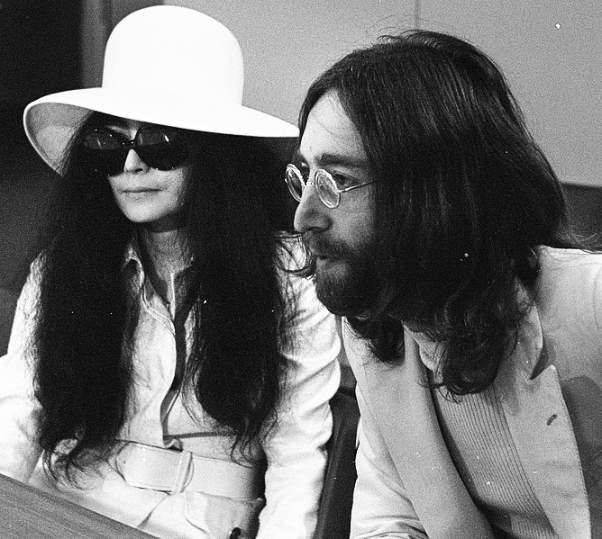 Posluchači si oblíbí také píseň Johna Lennona a Yoko Ono. (Joost Evers / wikimedia.commons.org / Volné dílo)