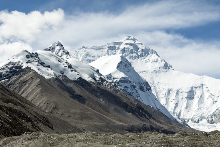 Mount Everest se strmí v Himálaji na státní hranici mezi Čínou (Tibetem) ze severu a Nepálem z jihu. Je snem mnoha horolezců. Foto: Pixabay
