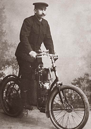 Autoportrét česko-německého fotografa Josefa Seidla na motocyklu. FOTO: Josef Seidel (1859–1935)/Creative Commons/Public domain