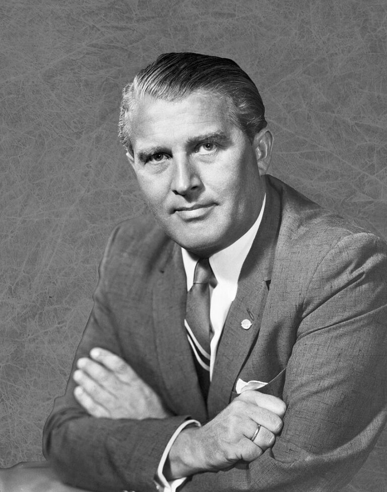 Největším úlovkem Americké operace je bezpochyby Wernher von Braun (NASA/Marshall Space Flight Center, volné dílo, commons.wikimedia)