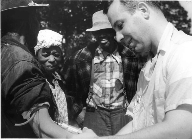 Rutinní kontrola vzorků krve odhalí , že okres Tuskege obývaný převážně černochy je prolezlý syfilisem. (National Archives, volné dílo, commons.wikimedia)