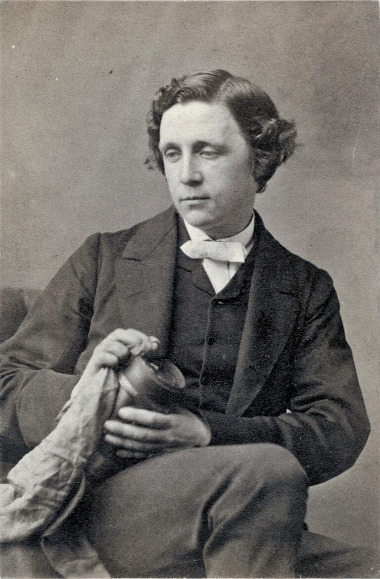 Spisovatel Lewis Carroll rád fotografuje malé slečny a s Alicí je velký kamarád. (Oscar Gustave Rejlander, Volné dílo, commons.wikimedia)