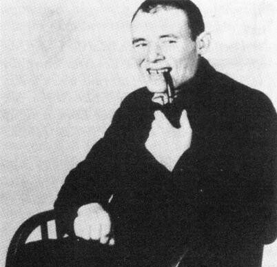 Kriminální komisař, hlavní vyšetřovatel Franz, ho ale postupně spojí s 51 oběťmi, které jsou zavražděny v průběhu 15 let (1928–1943).