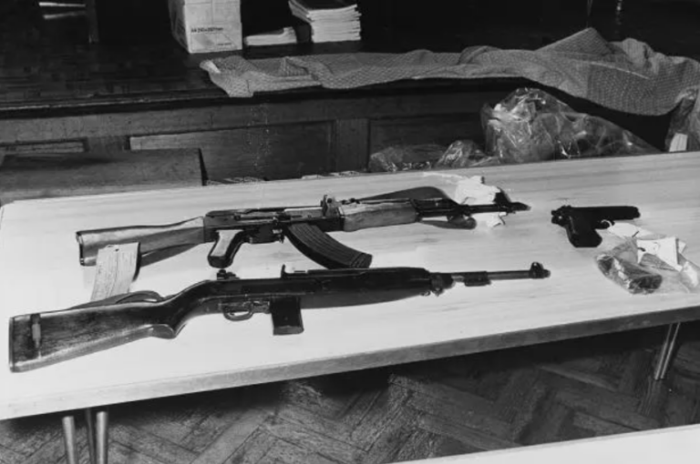 Ryanovy smrtící zbraně - puška 56, karabina M1 a pistole Beretta. FOTO: aoav / Creative Commons / CC BY-SA 4.0