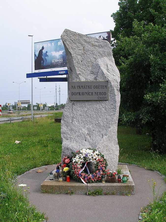 Památník obětem dopravních nehod v blízkosti čerpací stanice na pražském Chodově. Foto: Jan Polák / CC BY-SA 3.0