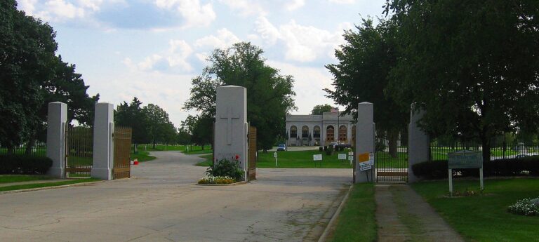 Hlavní brána hřbitova Vzkříšení FOTO: MrHarman / Creative Commons / CC BY-SA 3.0