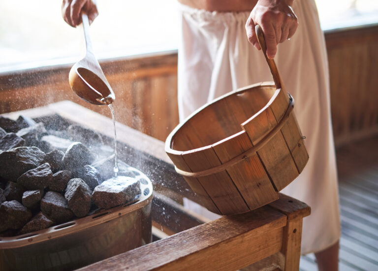 Častou součástí sauny jsou vyhřáté kameny polévané vodou. FOTO: shutterstock