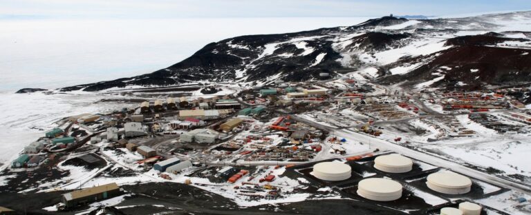 Polární stanic McMurdo vzniká na Antarktidě už v roce 1958. Foto: Gaelen Marsden / Creative Commons / CC BY-SA 3.0.