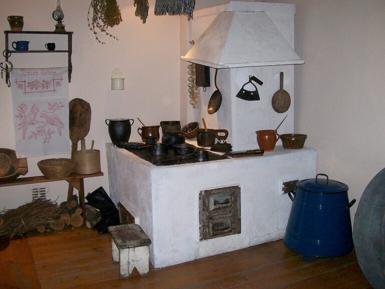 Zařízení kuchyně odpovídající 16. století. V podobných prostorách se připravovaly pokrmy ze Severinovy kuchařky. FOTO: Ewkaa, CC BY-SA 3.0